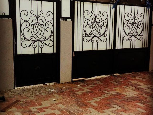שער כניסה לבית מעוצב מיוחד. צילום: אבי אומנות בברזל