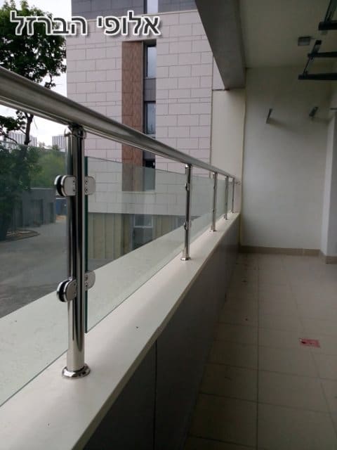 מעקה זכוכית בבניין של בית ספר