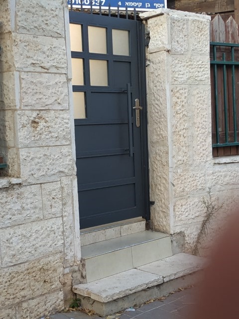 שער כניסה לבית פרטי בסגנון דלת מברזל. צילום: ערן