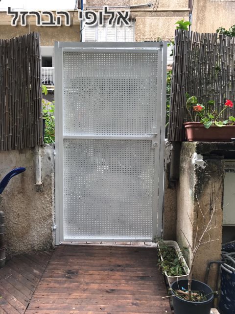 שער ברז לגינה - דגם דלת מחוררת
