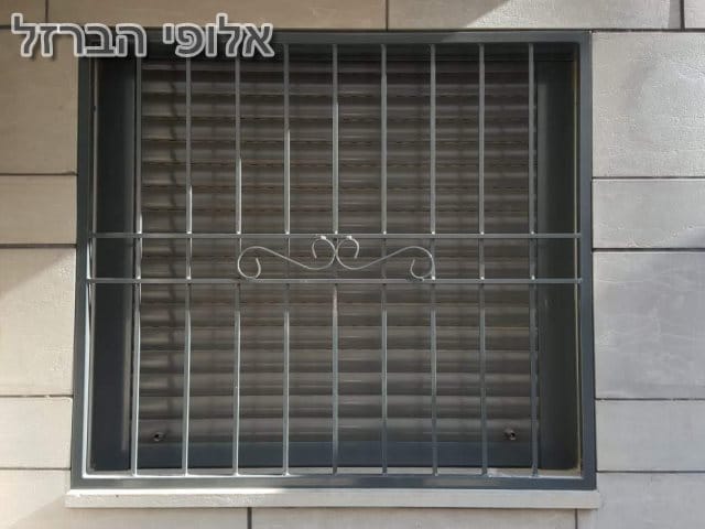סורגים ישרים לחלונות כולל עיצובים קלים. צילום: מסגריית אברהמי