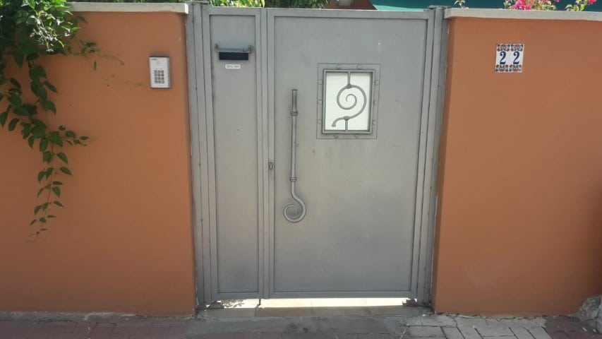 דלת כניסה מברזל - מעוצבת קלילה כולל אינטרקום ופתח לדואר