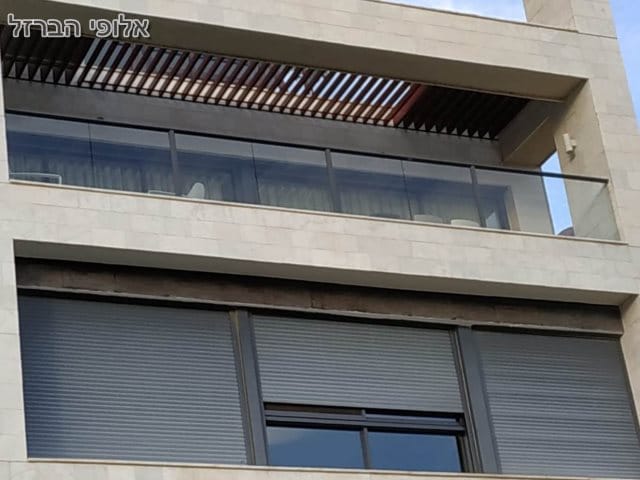 מעקה סורג שקוף במרפסת קומה שלישית. צילום: ערן
