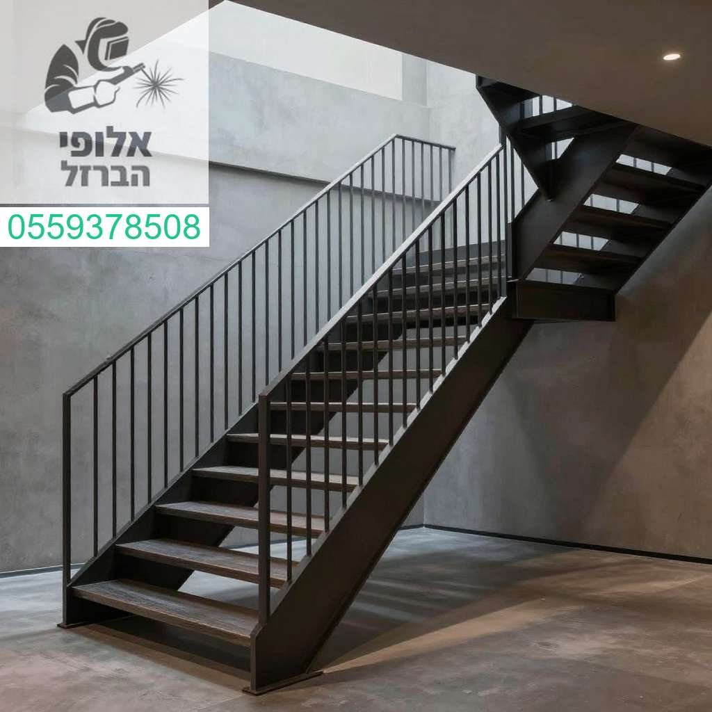 מדרגות ברזל בעיצוב מונוסטרינג המעניקות למרחב מראה יוקרתי ומודרני ועוצמתי במיוחד