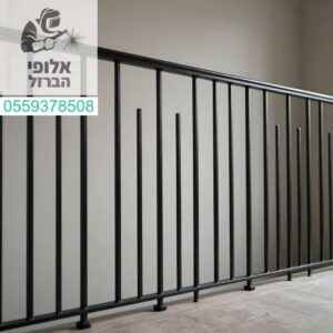 מעקה ברזל שחור בסגנון נורדי: מינימליזם ויוקרה לשדרוג הבית למראה מודרני מושלם