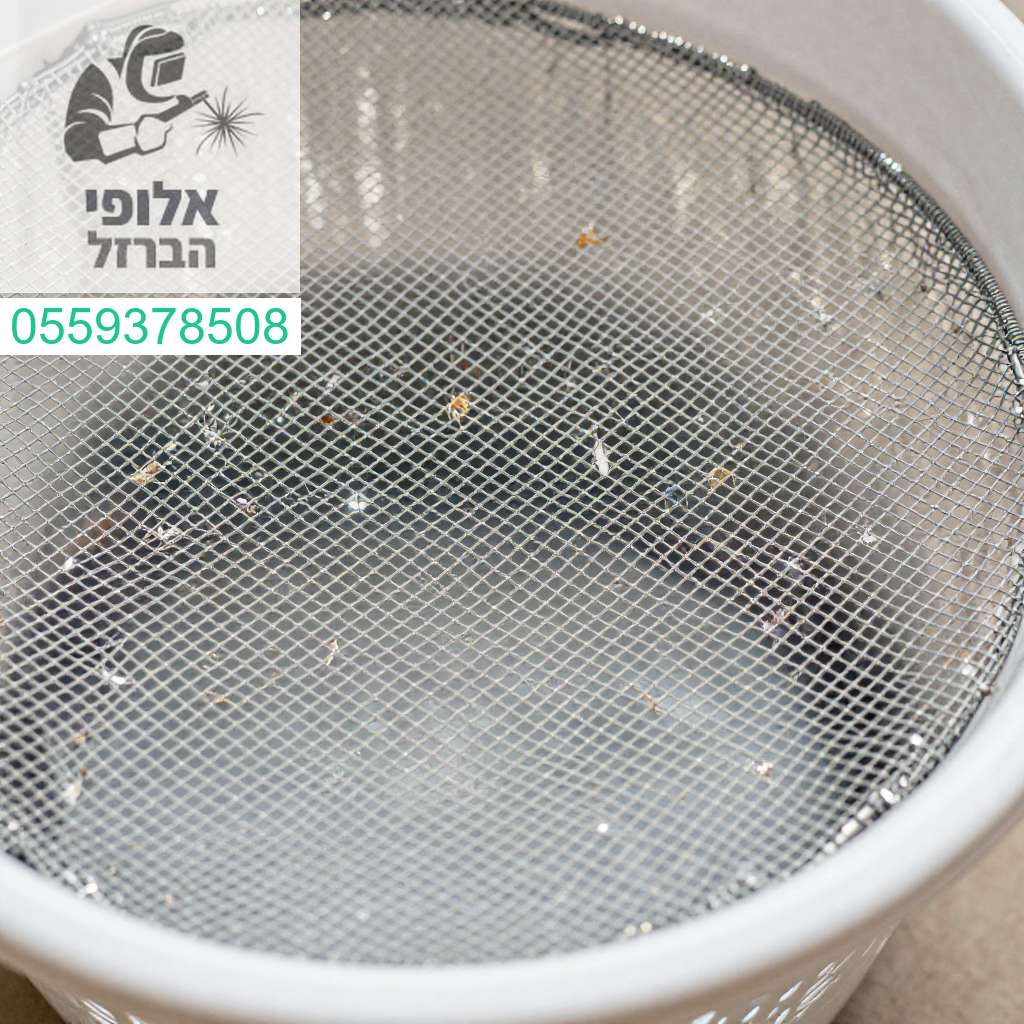 הגנה מקסימלית לכביסה עם רשתות ברזל איכותיות נגד יונים ומזיקים למסתורי כביסה