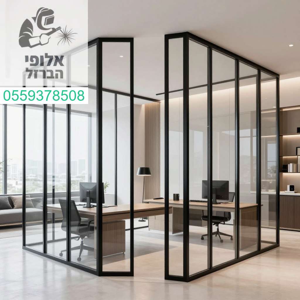מחיצות זכוכית וברזל שחור למשרד ביתי בעיצוב יוקרתי המעניקה פרטיות ואווירה מקצועית ומודרנית