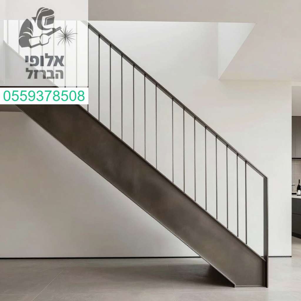 מדרגות ברזל מעוצבות עם קורה מרכזית אחת מונוסטרינגר למראה יוקרתי מודרני ומרשים ביותר