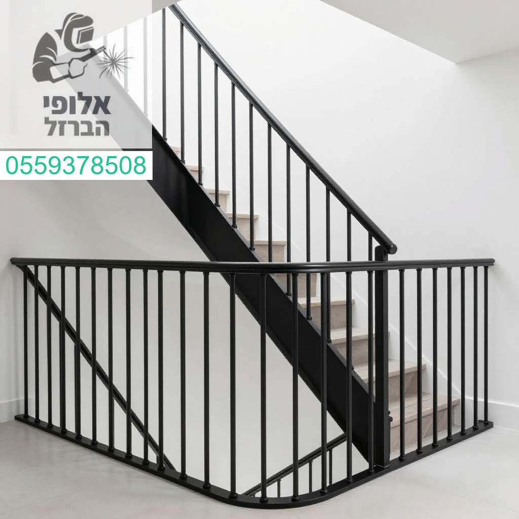 מעקה ברזל שחור בעיצוב נורדי יוקרתי ומינימליסטי לשדרוג המראה של הבית